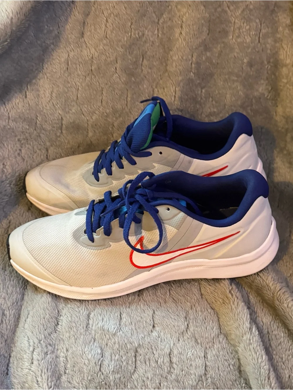 Nike Star Runner 4 youth running shoes in size 7Y